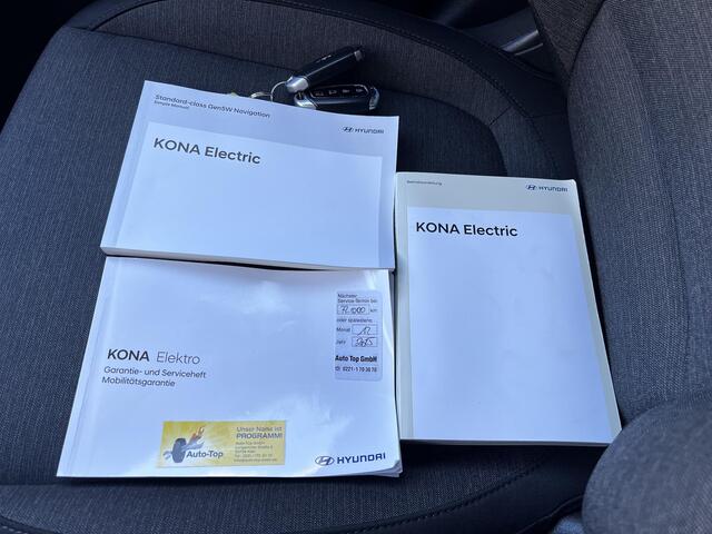 Hyundai Kona EV Fashion 64 kWh Automaat / Fabrieksgarantie tot 05-2027 / Batterijgarantie 8 jaar / Accu SoH 100% / CCS snelladen / Navigatie / HUD / Achteruitrijcamera / Stuur- en stoelverwarming / Winterwielenset 17" /