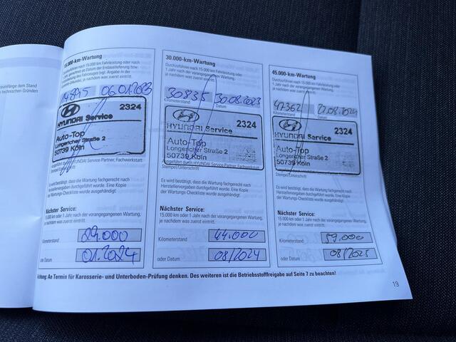 Hyundai Kona EV Fashion 64 kWh Automaat / Fabrieksgarantie tot 05-2027 / Batterijgarantie 8 jaar / Accu SoH 100% / CCS snelladen / Navigatie / HUD / Achteruitrijcamera / Stuur- en stoelverwarming / Winterwielenset 17" /