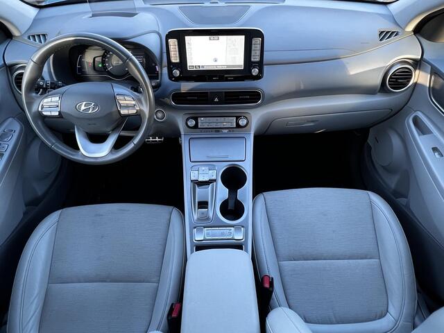 Hyundai Kona EV Fashion 64 kWh Automaat / Dealer onderhouden / Accu SoH 100% / HUD / Navigatie / Achteruitrijcamera / Apple Carplay Android / 17" LM wielen / Winterwielen tegen meerprijs ¤ 499 /