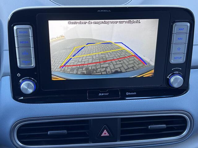 Hyundai Kona EV Fashion 64 kWh Automaat / Dealer onderhouden / Accu SoH 100% / HUD / Navigatie / Achteruitrijcamera / Apple Carplay Android / 17" LM wielen / Winterwielen tegen meerprijs ¤ 499 /