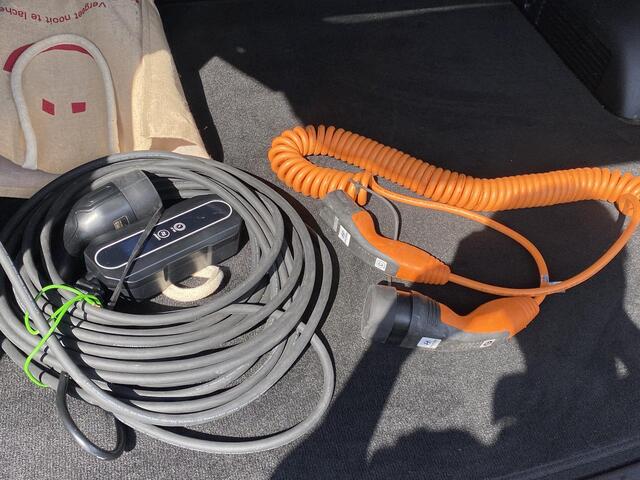 Hyundai SANTA FE 1.6 T-GDI PHEV Premium Sky VAN: 37.900,- VOOR: 35.440,- UW HERFSTVOORDEEL: 2.460,- EURO | RIJKLAARPRIJS INCL. 12MND BOVAG