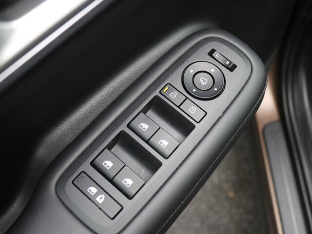 Hyundai SANTA FE 1.6 T-GDI HEV Premium 7-Persoons / Trekhaak Afneembaar / Leder / Stoelverkoeling & Verwarming / 360 Camera / Adaptive Cruise Control / HUD Display / NL Auto / Full Option