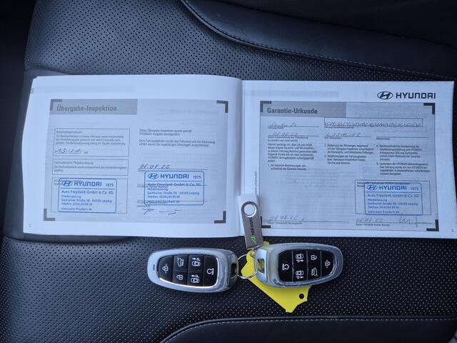 Hyundai SANTA FE 1.6 T-GDI PHEV Plug-in Premium Plus Sky Automaat / HUD / Trekhaak afneembaar / Glazen schuif- en kanteldak / Trekgewicht 1350 kg / Rondomzicht camera / Stuur-, Stoel en Achterbankverwarming / Elektrische achterklep /