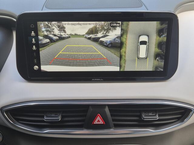Hyundai SANTA FE 1.6 T-GDI HEV Premium Plus Sky 7p. Automaat / HUD / 7 Persoons / Allseason banden / Trekgewicht 1650 Kg / Stuur-, Stoel en Achterbankverwarming / Elektrische achterklep / Glazen schuif- en kanteldak / Stoelventilatie /