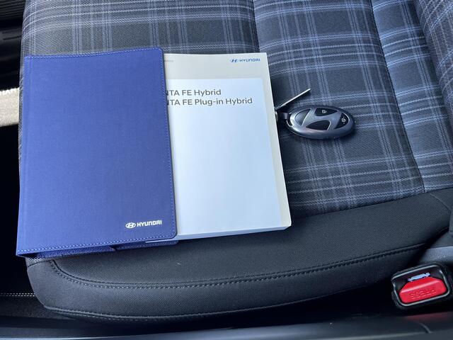 Hyundai SANTA FE 1.6 T-GDI PHEV Comfort Smart 4WD 7p. Automaat / Als nieuw 7 persoons / EAER 54km / Stoelventilatie / Stuur-, stoel- en achterbankverwarming / Navi / Apple Carplay Android / 20" LM wielen /