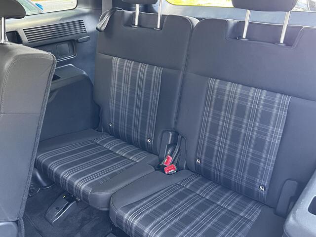 Hyundai SANTA FE 1.6 T-GDI PHEV Comfort Smart 4WD 7p. Automaat / Als nieuw 7 persoons / EAER 54km / Stoelventilatie / Stuur-, stoel- en achterbankverwarming / Navi / Apple Carplay Android / 20" LM wielen /