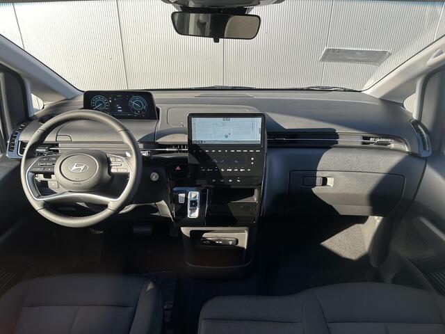 Hyundai Staria 1.6 T-GDI HEV / 30% Korting / Navigatie / Climate Control / Zijwind Assistent / DAB Radio / Achteruitrijcamera /
