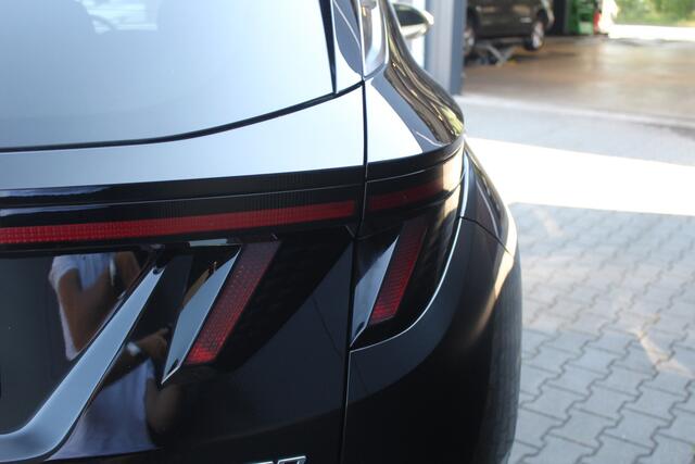 Hyundai TUCSON 1.6 T-GDI PHEV Comfort Smart 4WD | Incl 12 maanden garantie | Cruise control | Climate control | Schakelmogelijkheid aan het stuurwiel | Apple Carplay/Android Auto | DAB | Lichtmetalen velgen | Bluetooth | Voorstoelen verwarmd | Verwarmd Stuurwiel | Volle