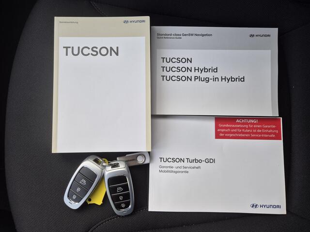 Hyundai TUCSON 1.6 T-GDI MHEV Comfort Smart Handgeschakeld / Trekgewicht 1650 kg / Allseason banden / Apple Carplay Android Auto / 19" Premium Wielen / Stuur-, en Stoelverwarming / Achteruitrijcamera / Keyless Entry/Start / Cruise control /