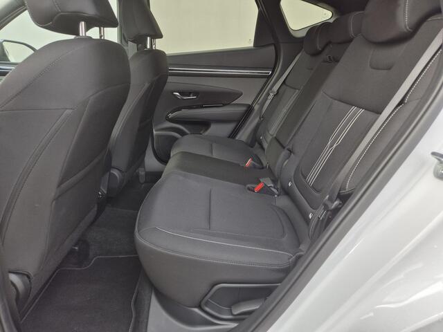 Hyundai TUCSON 1.6 T-GDI MHEV Comfort Smart Handgeschakeld / Trekgewicht 1650 kg / Allseason banden / Apple Carplay Android Auto / 19" Premium Wielen / Stuur-, en Stoelverwarming / Achteruitrijcamera / Keyless Entry/Start / Cruise control /
