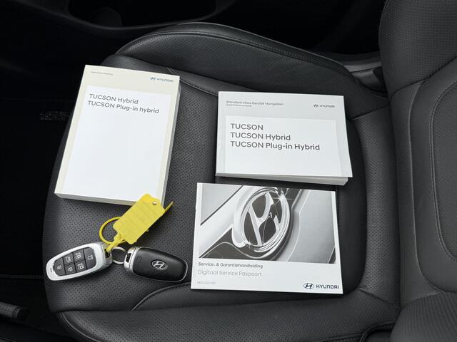 Hyundai TUCSON 1.6 T-GDI PHEV Premium Sky 4WD / Lederen Bekleding / NL auto / Open dak / Stoel verwarming en Ventilatie / 19" Lm velgen / Fabrieksgarantie t/m 10-2028 /