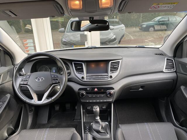 Hyundai TUCSON 1.6 GDi Comfort Navigatie/Achteruitr.camera/Cruisecontrole/Verw. voorstoelen /Autom. Airco/Parkeersens. V+A/Elektr. inkl.bare verw. buitenspiegels/Multifunct. Stuur/Mistlampen Voor/Dakrails/Leder versn.pook