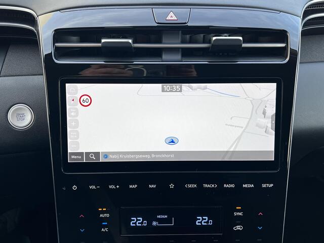 Hyundai TUCSON 1.6 T-GDI HEV Comfort Smart Automaat / Fabrieksgarantie tot 02-2028 ** / Dealer onderhouden / Navigatie / Achteruitrijcamera / Stuur- en stoelverwarming / Apple Carplay Android / 19" LM + All Season banden /