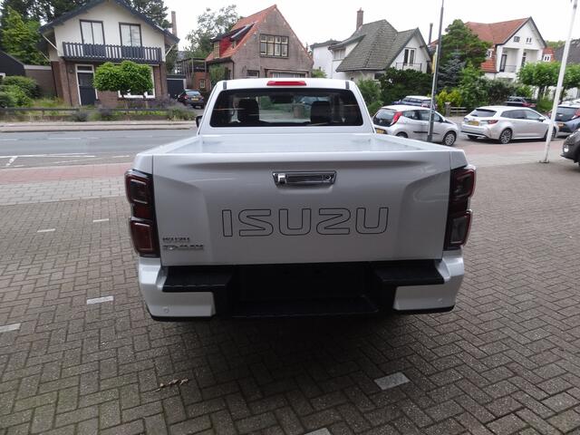 Isuzu D-MAX 1.9 Double Cab verlengd 5-persoons V-Cross Automaat BPM-vrij / 20 december 2024 / meest luxe uitvoering / trekhaak / lederen bekleding / Apple carplay / Android Auto / groot scherm / camera