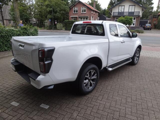 Isuzu D-MAX 1.9 Double Cab verlengd 5-persoons V-Cross Automaat BPM-vrij / 20 december 2024 / meest luxe uitvoering / trekhaak / lederen bekleding / Apple carplay / Android Auto / groot scherm / camera