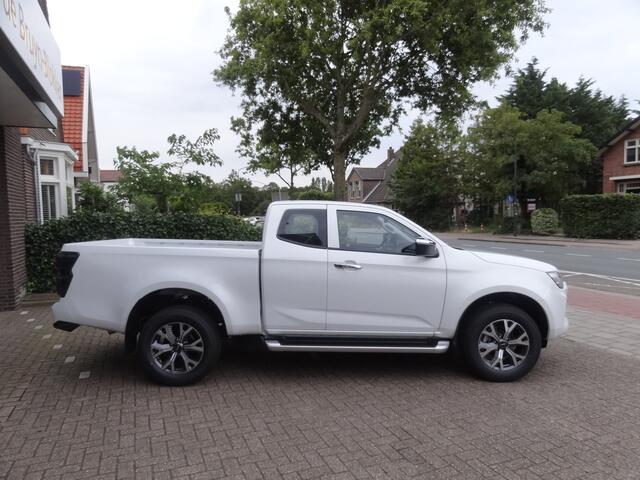 Isuzu D-MAX 1.9 Double Cab verlengd 5-persoons V-Cross Automaat BPM-vrij / 20 december 2024 / meest luxe uitvoering / trekhaak / lederen bekleding / Apple carplay / Android Auto / groot scherm / camera