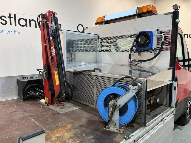 Iveco DAILY 35S16 2.3 Open Laadbak / HMF Kraan / Euro 6 / Compressor / Trekhaak 3500 KG / Airco / Cruise Control / 3-Zits / 69.100 KM !!