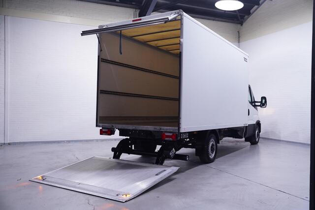 Iveco DAILY 35S16 160 pk Bakwagen met Laadklep Airco Audio/DAB+, LxBxH 435x205x210 cm, 3-Zits