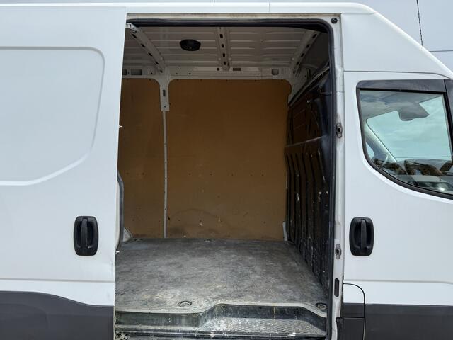 Iveco DAILY 35S14 2.3 L2H2 Cruise Control Climate Control 3.5t Trekhaak Lucht geveerde stoel