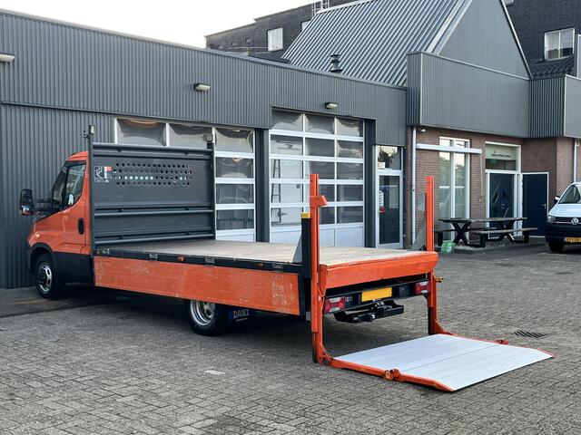 Iveco DAILY 35C14 375 Trekhaak 3500kg Laadklep 500kg Navigatie Open laadbak Pick-up Euro 6 Bpm vrij Bakwagen p-up 136pk 1e eigenaar Dealer onderhouden