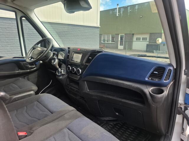 Iveco DAILY 3.0I CNG Kraan Laadbak AUT-6 HIAB 3-Persoons Ecc Trekhaak Camera Blue power Alpine 2-Din Infotainment Sys. Bluetooth Opbergkasten Betonplex Vloer Compressed Natural Gas (CNG) EURO-6 375 35S14N Voertuig 1e Eigenaar Euro 6