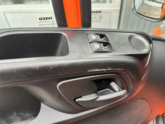 Iveco DAILY 35C14 2.3 375 Laadklep 500kg Trekhaak 3500kg trekgewicht Airco 2-Persoons Open laadbak Pick-up P-up Bakwagen Telefoonverbinding 1e eigenaar Euro 6 Bpm vrij !!!