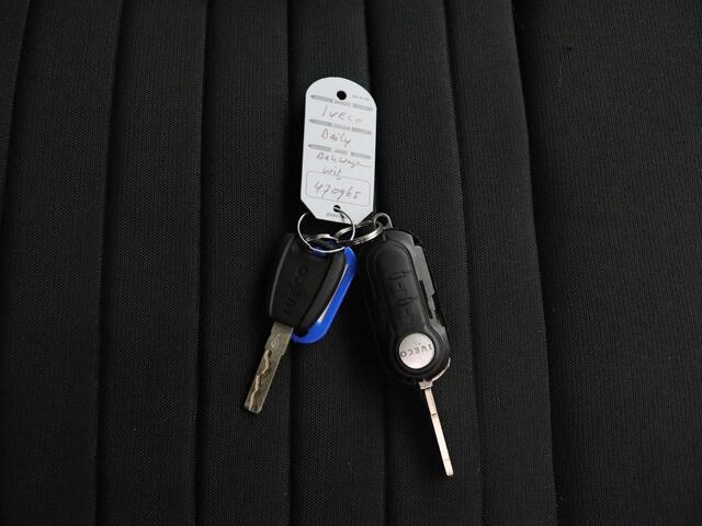 Iveco DAILY Trekhaak 35C16 Bakwagen+Laadklep | Airco | 3-Persoons | 750Kg Laadklep