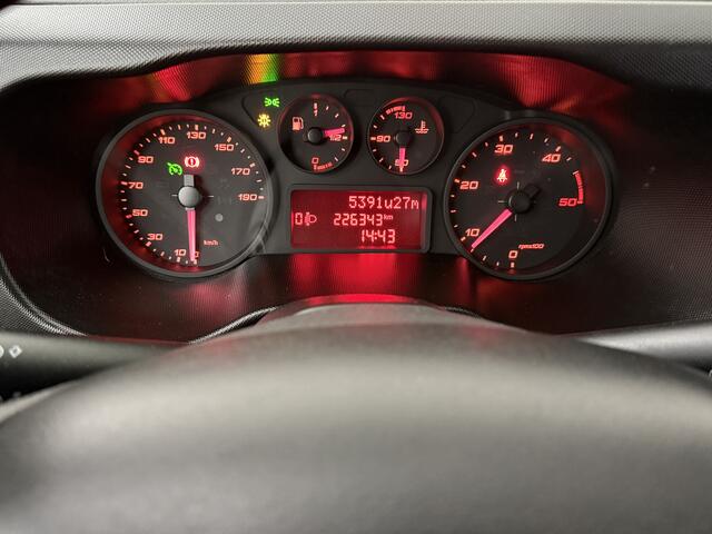 Iveco DAILY 35C16V Open Laadbak | Dubbellucht | Luchtvering | 3500Kg Trekhaak | Airco | Cruise | 3-Persoons