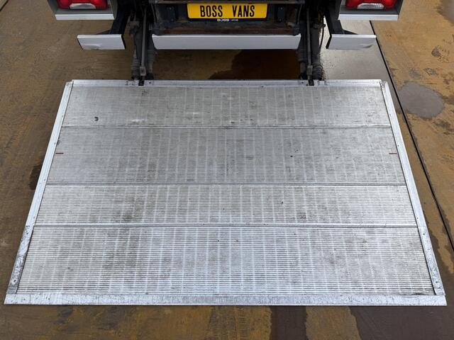 Iveco DAILY 35S16 2.3 Automaat Laadklep LED Climate Control Cruise Control Standkachel Camera Navigatie Koffer Bakwagen Meubelbak