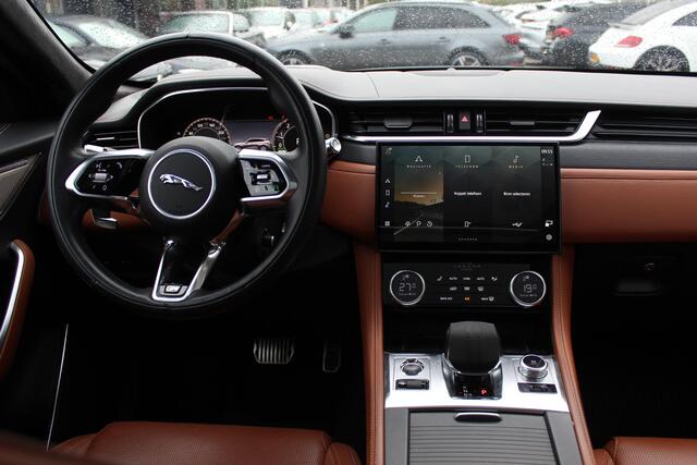 Jaguar F-PACE 2.0 P400e PHEV R-Dynamic HSE / Panoramadak / Camera / Head-up / Kuipstoelen / Meridian / Keyless / 21'' / Matrix LED / CarPlay / Stuur+Stoelverwarming / DAB / Dodehoek / ACC