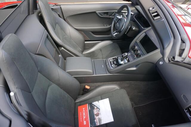 Jaguar F-TYPE P300 RWD