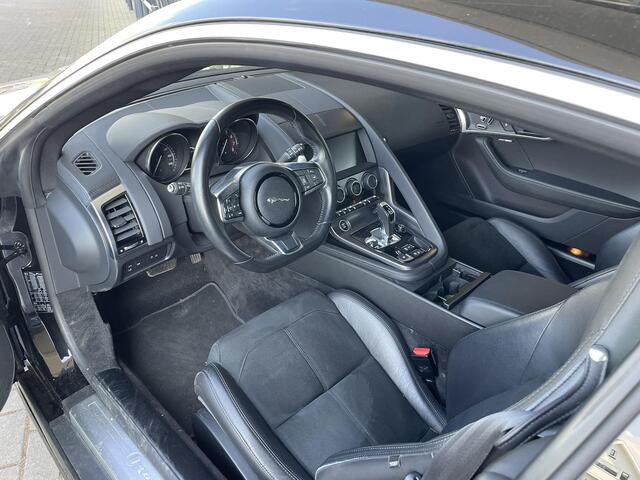 Jaguar F-TYPE P300 RWD