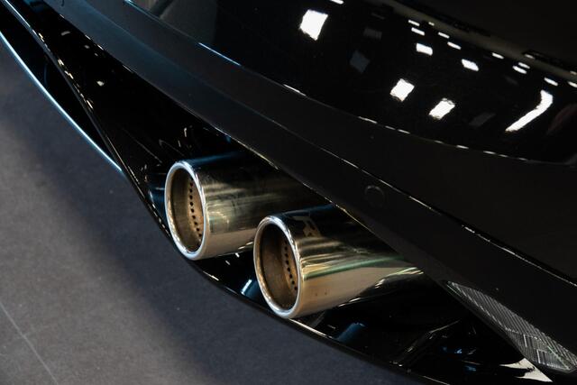 Jaguar F-TYPE P575 AWD R 75 *Panorama / Stoelventilatie / Sport-uitlaat / Meridian / Memory*