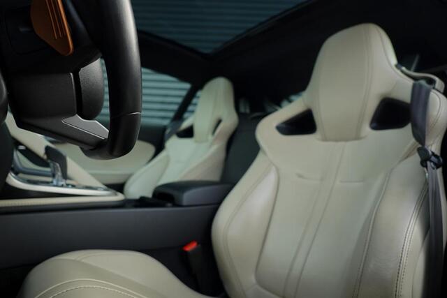 Jaguar F-TYPE 3.0 V6 Coupé / Pano / Leder / NL Auto / Camera / Memory