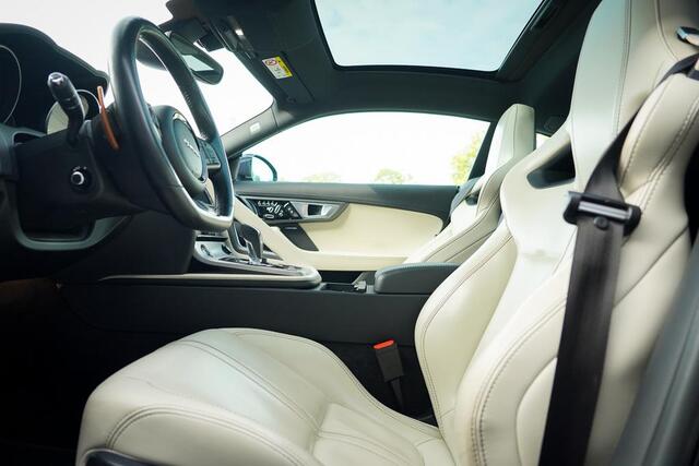 Jaguar F-TYPE 3.0 V6 Coupé / Pano / Leder / NL Auto / Camera / Memory