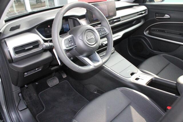 Jeep Avenger ALTITUDE 156PK 54 kWh | 3-FASE | ELEKTRISCH BEDIENBARE ACHTERKLEP | ACHTERUITRIJ CAMERA | NAVIGATIE | DRAADLOZE APPLE CARPLAY/ANDROID AUTO | ALL SEASON BANDEN | LICHTMETALEN VELGEN 17" | ADAPTIVE CRUISE CONTROL | DAB+ RADIO | DRAADLOZE TELEFOONLADER | KEY