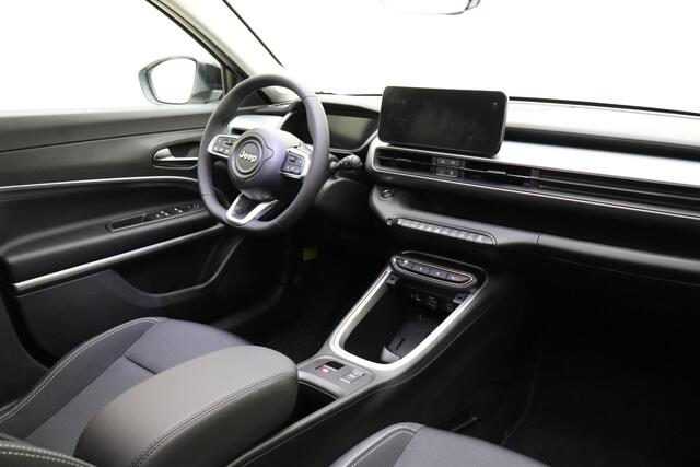 Jeep Avenger Summit 54 kWh | Panoramadak | 18'' lichtmetalen velgen | Stoelverwarming | Voorruitverwarming | Navigatie | LED projector koplampen | Elektrische achterklep | Warmtepomp