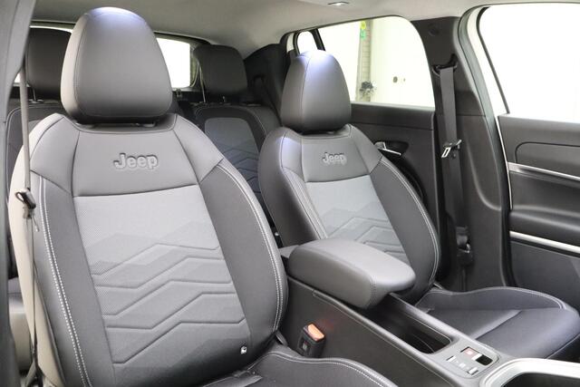 Jeep Avenger Summit 54 kWh | Panoramadak | 18'' lichtmetalen velgen | Stoelverwarming | Voorruitverwarming | Navigatie | LED projector koplampen | Elektrische achterklep | Warmtepomp