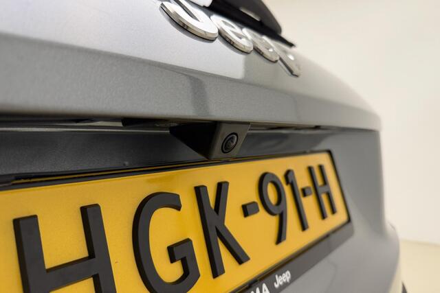 Jeep Avenger Summit 54 kWh | Stoelverwarming | 18'' lichtmetalen velgen | Elektrische achterklep | Navigatie | Two-tone lak | Verwarmde voorruit