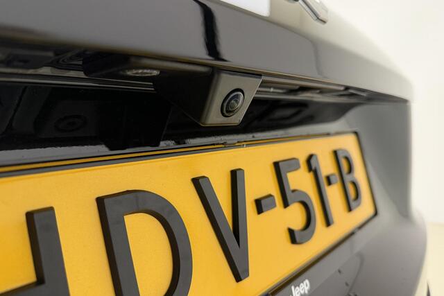 Jeep Avenger Summit 54 kWh | Navigatie | Camera | Keylee | Lichtmetalen velgen | Weinig kilometers | Electrische achterklep | Climate control | DAB Radio | Cruise control |