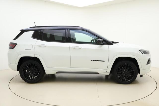 Jeep COMPASS 4xe 240 Plug-in Hybrid Electric S Automaat | Navigatie | Lederen bekleding | Camera | Keyless | Zwart dak | Dakrails | Lichtmetalen velgen black | Climate control