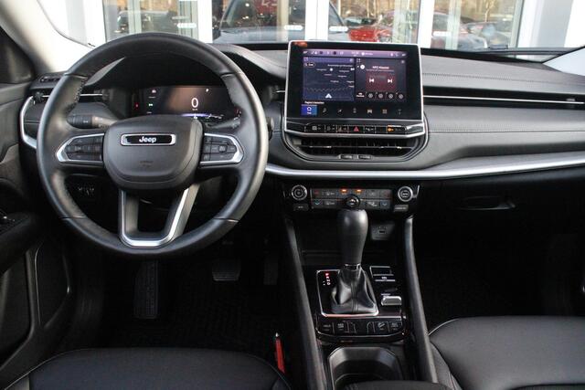 Jeep COMPASS 4xe 240PK Plug-in Hybrid ELECTRIC S | PANORAMSICH SCHUIF/KANTEL DAK | STOEL/STUUR VERWARMING | ALL SEASON BANDEN | 19" LICHTMETALEN VELGEN "GLOSSY BLACK" | ELEKTRISCH BEDIENBARE BESTUURDERSSTOEL | LEDEREN BEKLEDING | ADAPTIVE CRUISE CONTROL | NAVIGATIE |