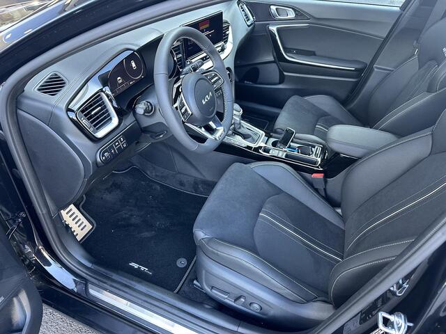 KIA CEE D Ceed Sportswagon 1.5 T-GDi GT-PlusLine Schuif-/kanteldak | 18 inch | Parkeersensoren V+A | Verwarmde voorstoelen