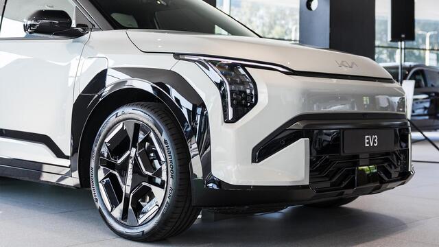 KIA EV3 Plus Advanced 81.4 kWh Tijdelijk Kia Subsidie ¤2950,- Bij Aanschaf | Nu te bestellen | Private Lease vanaf ¤398 | Geen BPM |