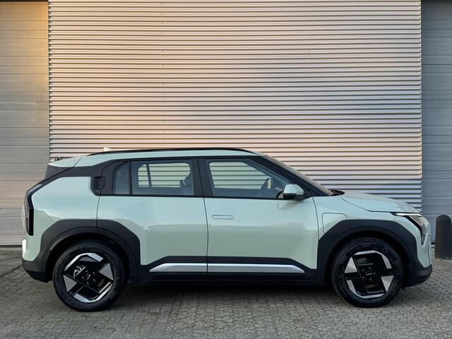 KIA EV3 Air 58.3 kWh | DIRECT RIJDEN VOORRAAD AUTO!!! | Tijdelijk Kia inruilpremie ¤ 3000,- Bij Aanschaf | Parkeersensoren Voor + Achter | Camera | Adaptive Cruise | Keyless | DAB+ | Apple Carplay/ Android Auto