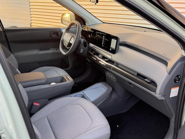 KIA EV3 Air 58.3 kWh | DIRECT RIJDEN VOORRAAD AUTO!!! | Tijdelijk Kia inruilpremie ¤ 3000,- Bij Aanschaf | Parkeersensoren Voor + Achter | Camera | Adaptive Cruise | Keyless | DAB+ | Apple Carplay/ Android Auto