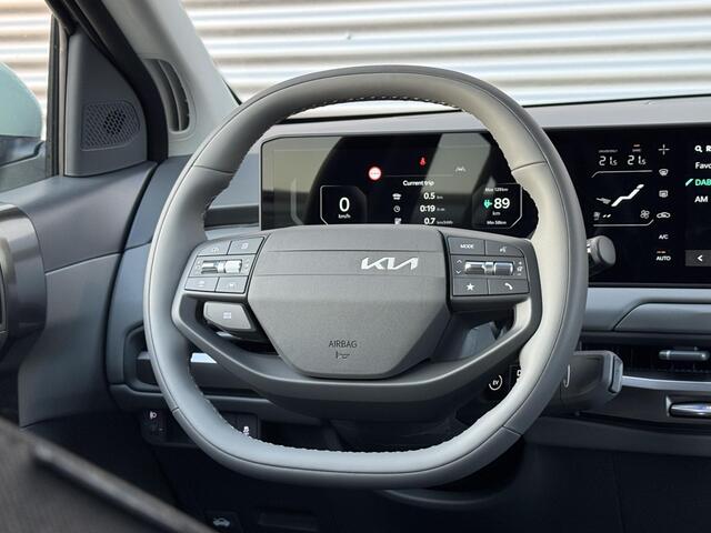 KIA EV3 Air 58.3 kWh | DIRECT RIJDEN VOORRAAD AUTO!!! | Tijdelijk Kia inruilpremie ¤ 3000,- Bij Aanschaf | Parkeersensoren Voor + Achter | Camera | Adaptive Cruise | Keyless | DAB+ | Apple Carplay/ Android Auto