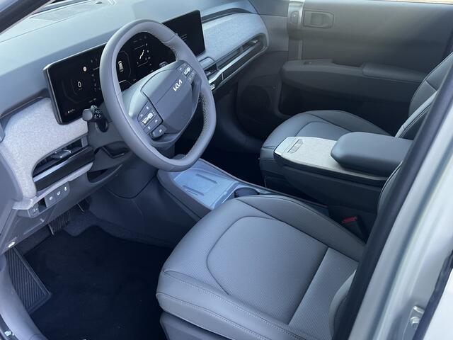 KIA EV3 Plus Advanced 81.4 kWh Matte Ivory Silver. Op voorraad, direct leverbaar!