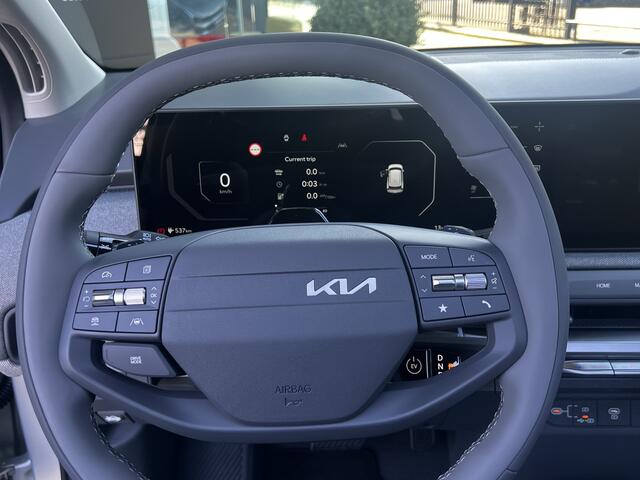 KIA EV3 Plus Advanced 81.4 kWh Matte Ivory Silver. Op voorraad, direct leverbaar!