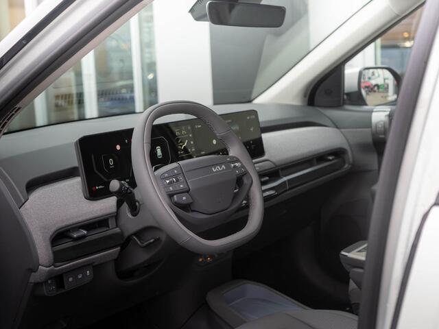 KIA EV3 Plus Advanced 81.4 kWh | OP VOORRAAD | Schuifkanteldak | Harman en kardon | Dode hoek assistentie |